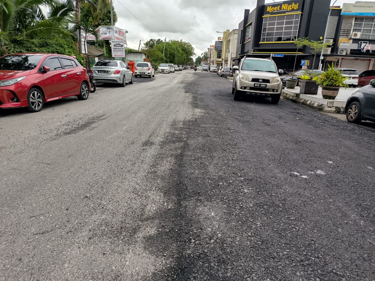 -大都会/铺路工程不达标准,溅飞沙石恐伤车子和路人!