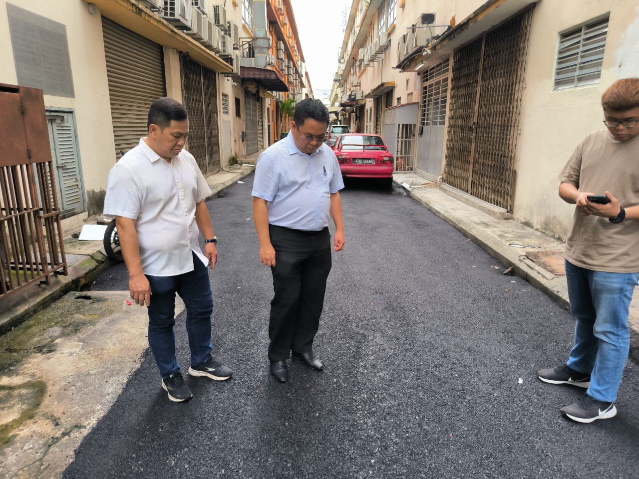 -大都会/铺路工程不达标准,溅飞沙石恐伤车子和路人!