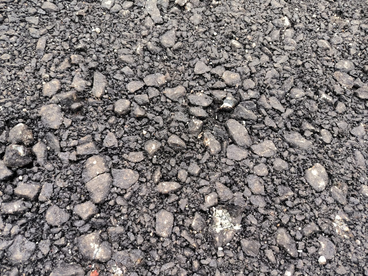 -大都会/铺路工程不达标准,溅飞沙石恐伤车子和路人!