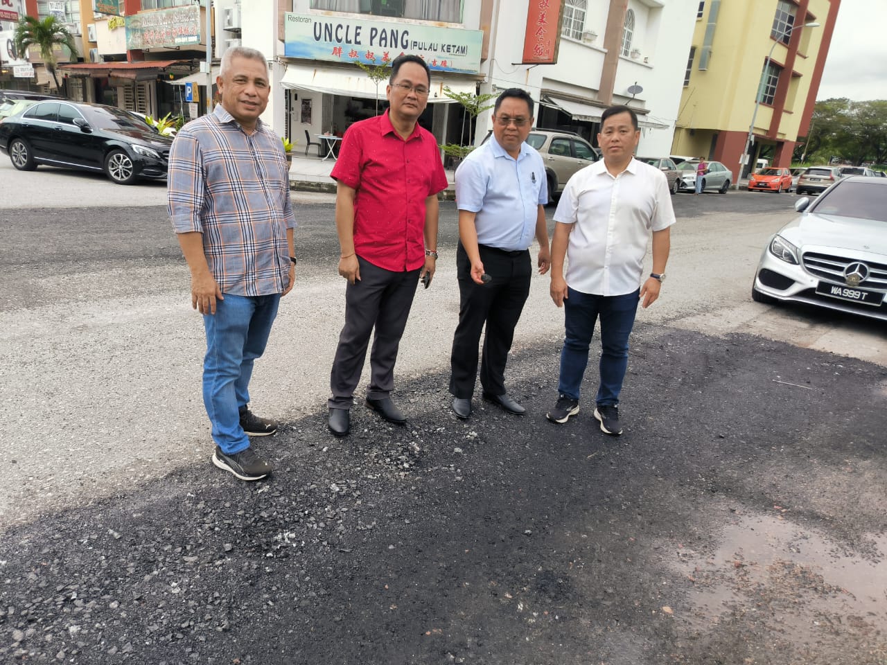 -大都会/铺路工程不达标准,溅飞沙石恐伤车子和路人!