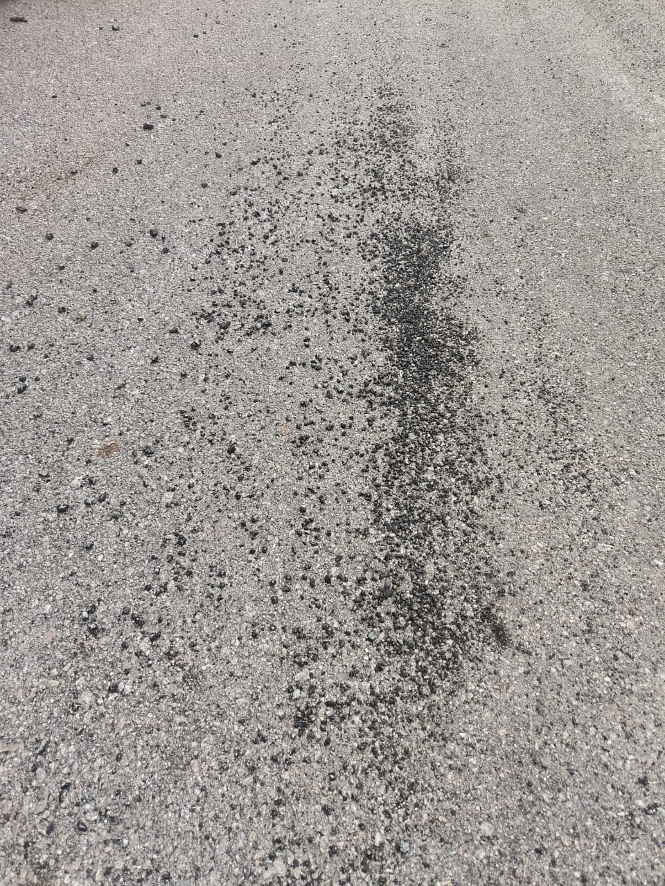 -大都会/铺路工程不达标准,溅飞沙石恐伤车子和路人!