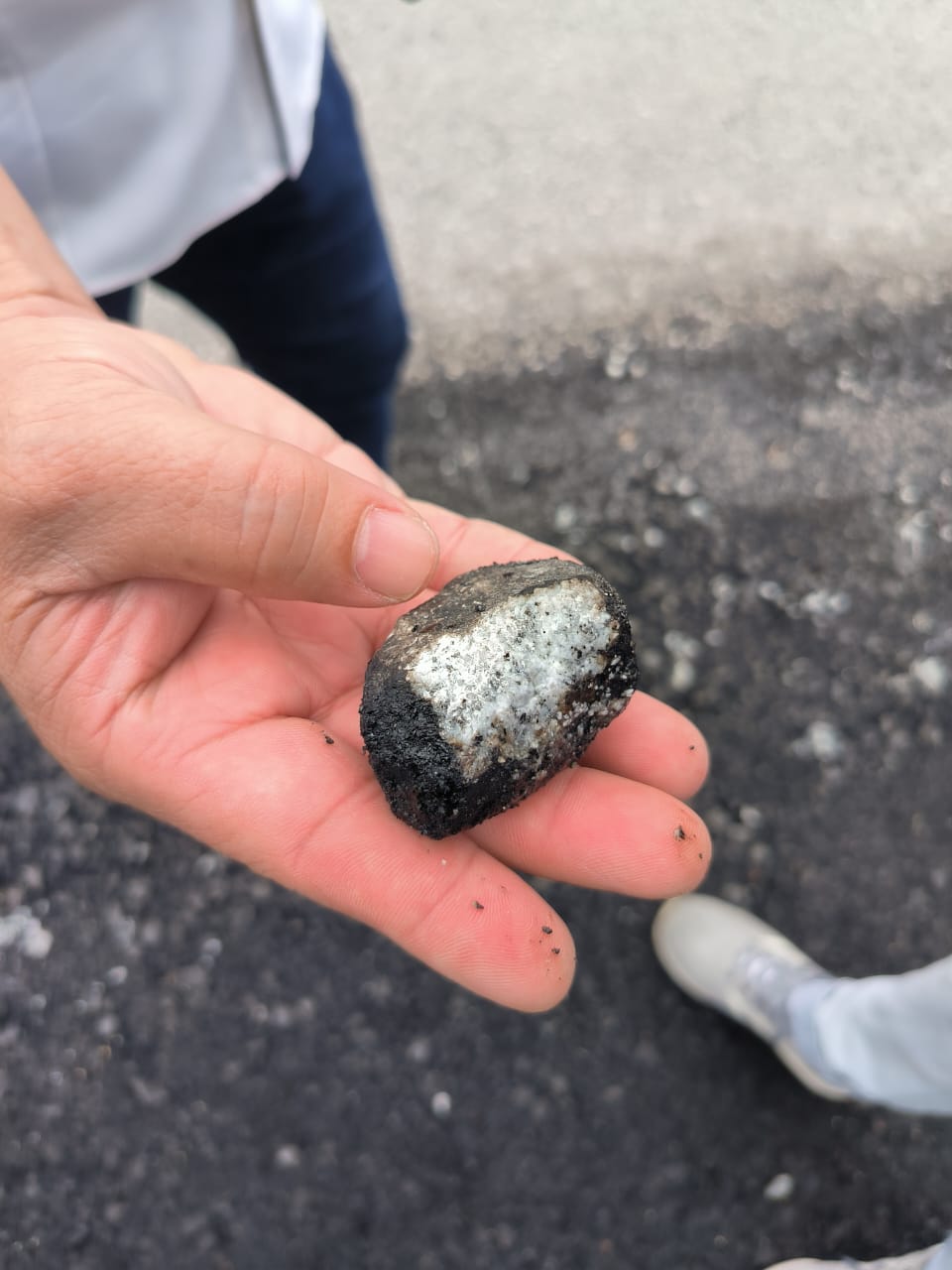 -大都会/铺路工程不达标准,溅飞沙石恐伤车子和路人!