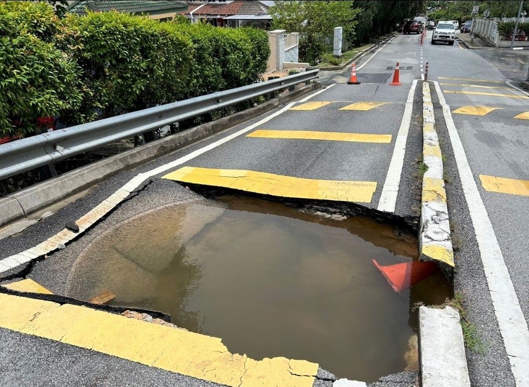 大都会/地下水管突爆裂塌出大洞,杨桃岭住户料断水数小时/2图