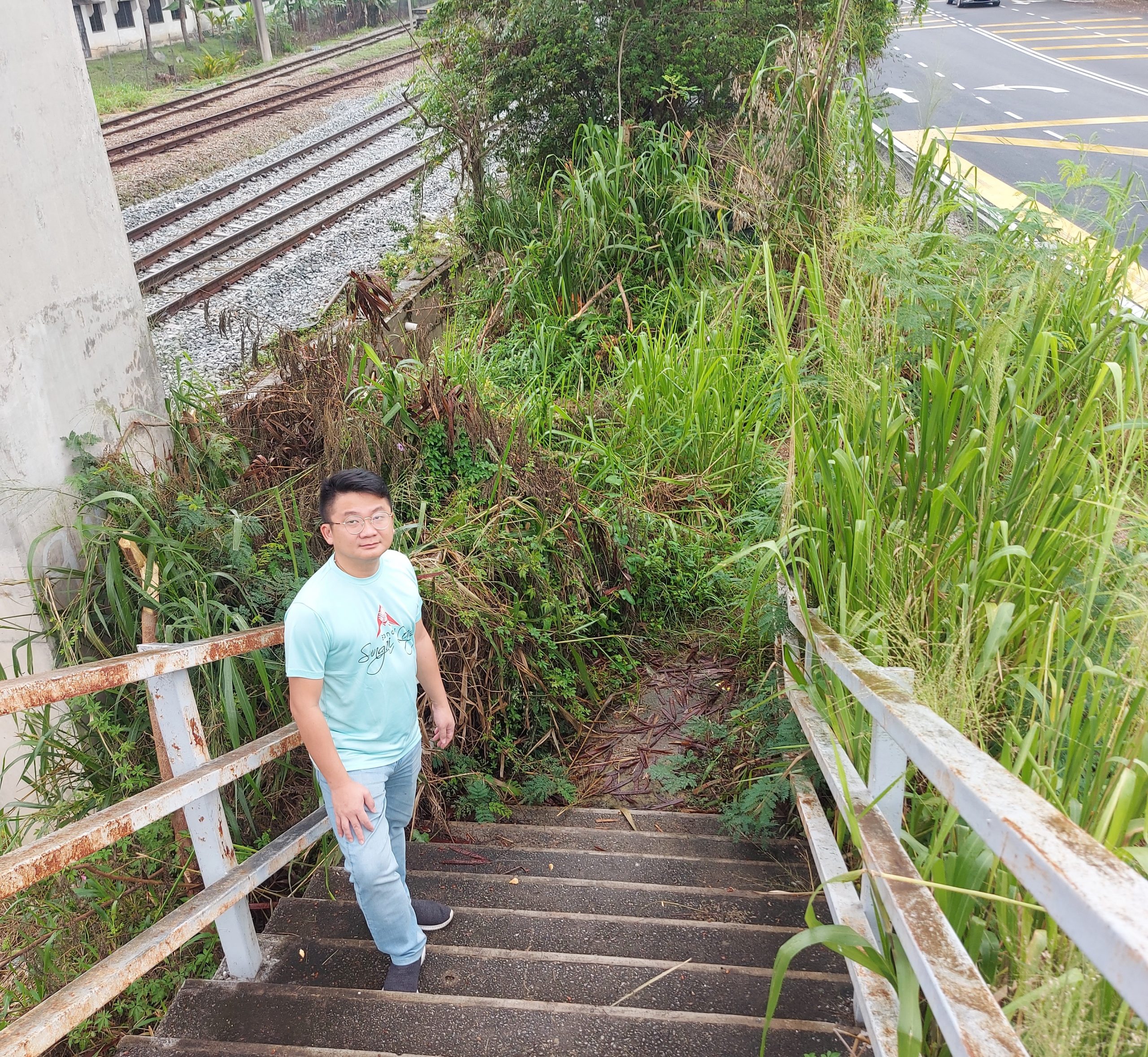 大都会／横跨铁路行人天桥，野草丛生残旧似废置／4图