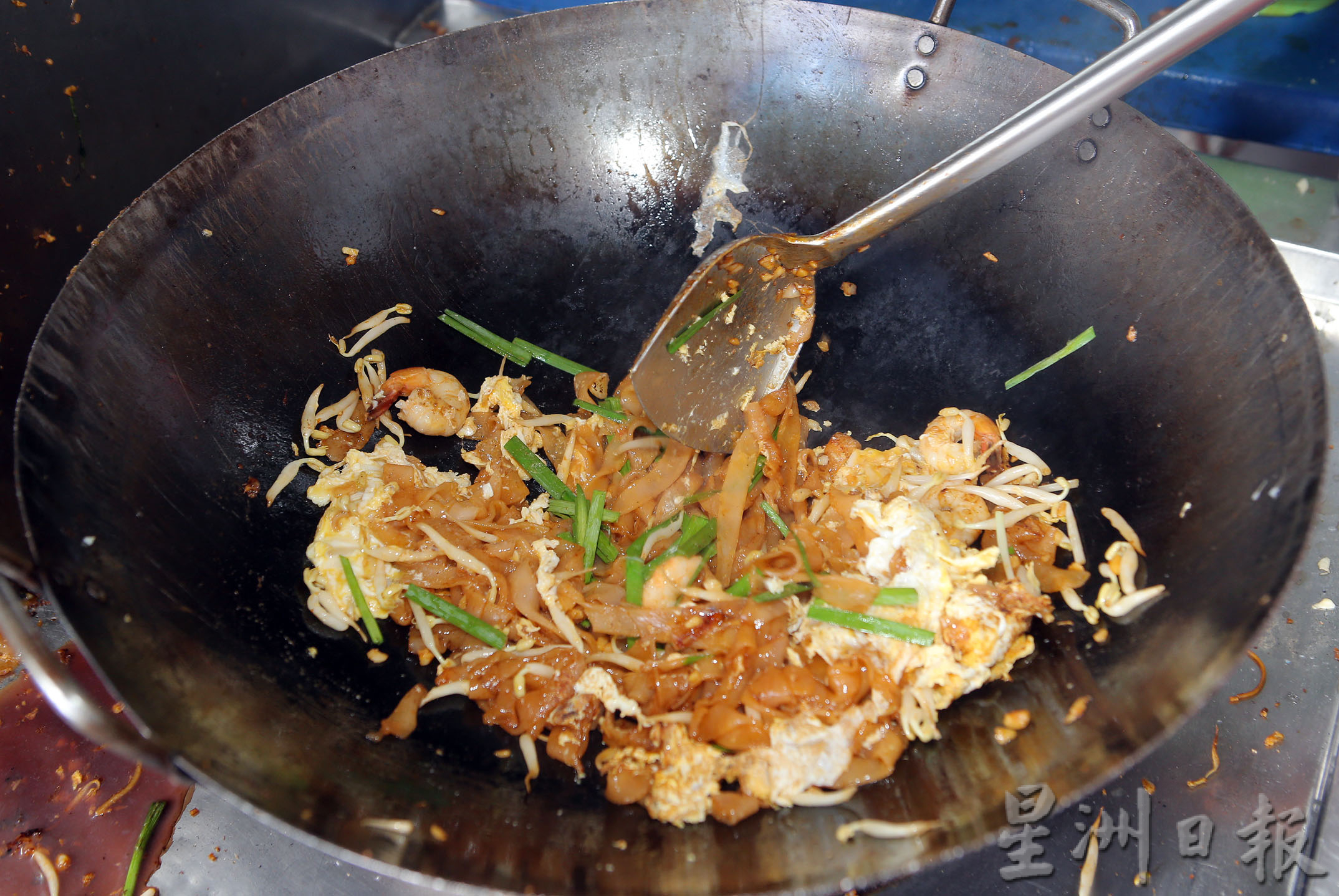 大霹雳封底主文/【人气美食】/哈罗炒粉够锅气 香辣辣椒油惹味