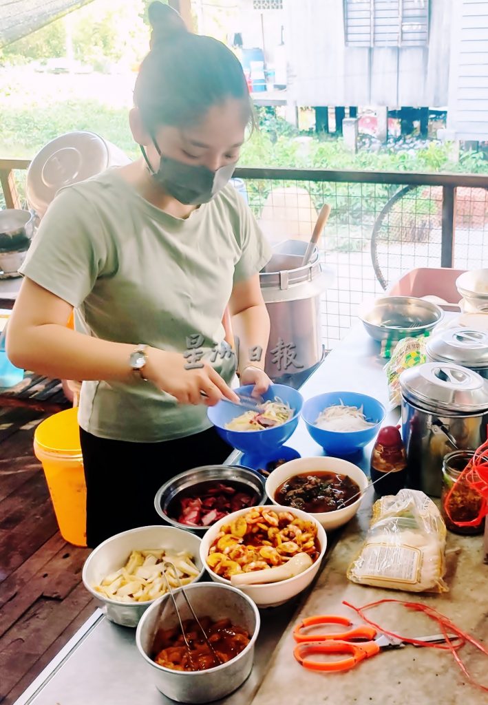 大霹雳封底主文／【人气美食】／渔村住家面食客多 海鲜咸鱼咖哩面独特