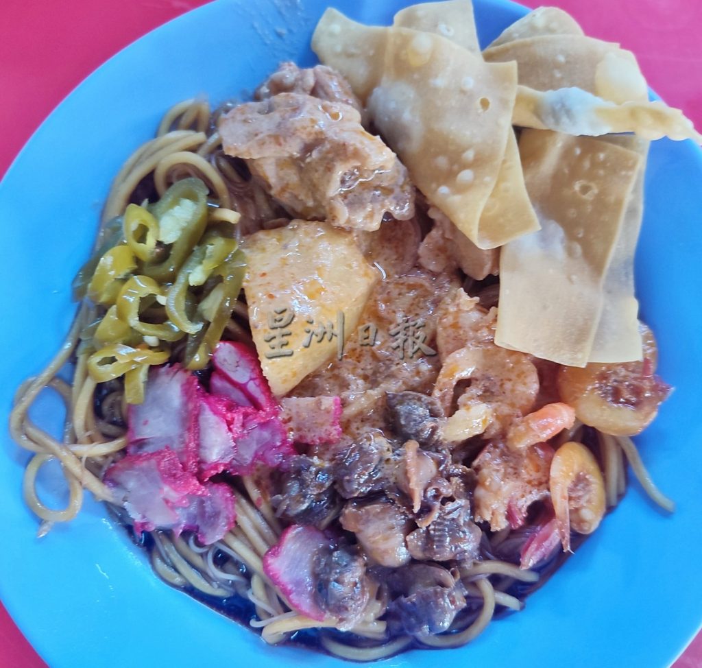 大霹雳封底主文／【人气美食】／渔村住家面食客多 海鲜咸鱼咖哩面独特