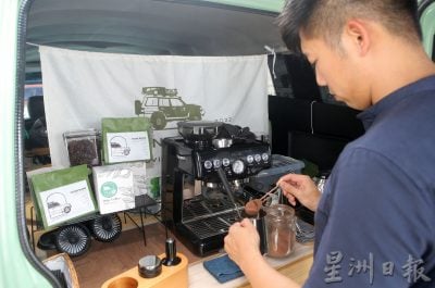 大霹雳封底主文/【餐车趴趴走】/聂凯汶实现旅行+工作梦想 四驱车改装成流动咖啡车