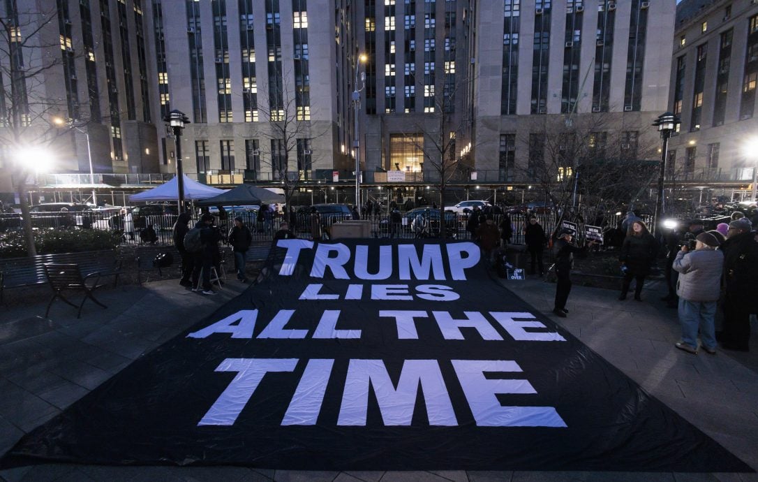 天下事主文)特朗普成首位被刑事指控美国总统(主) 4月4日自动投案支持者恐掀冲突