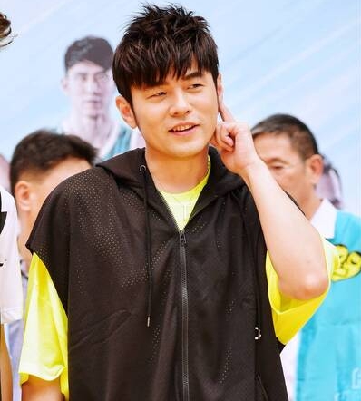 夯曲播放量破亿超车周董 周兴哲激喊：创造历史