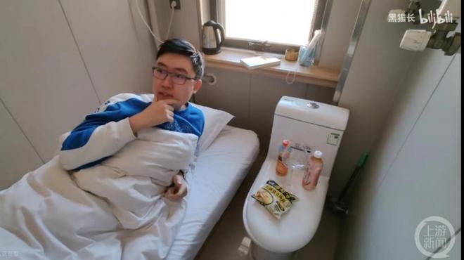 头睡马桶旁！民宿0室0厅1卫「厕房房」超夯　网红试躺：有点反胃