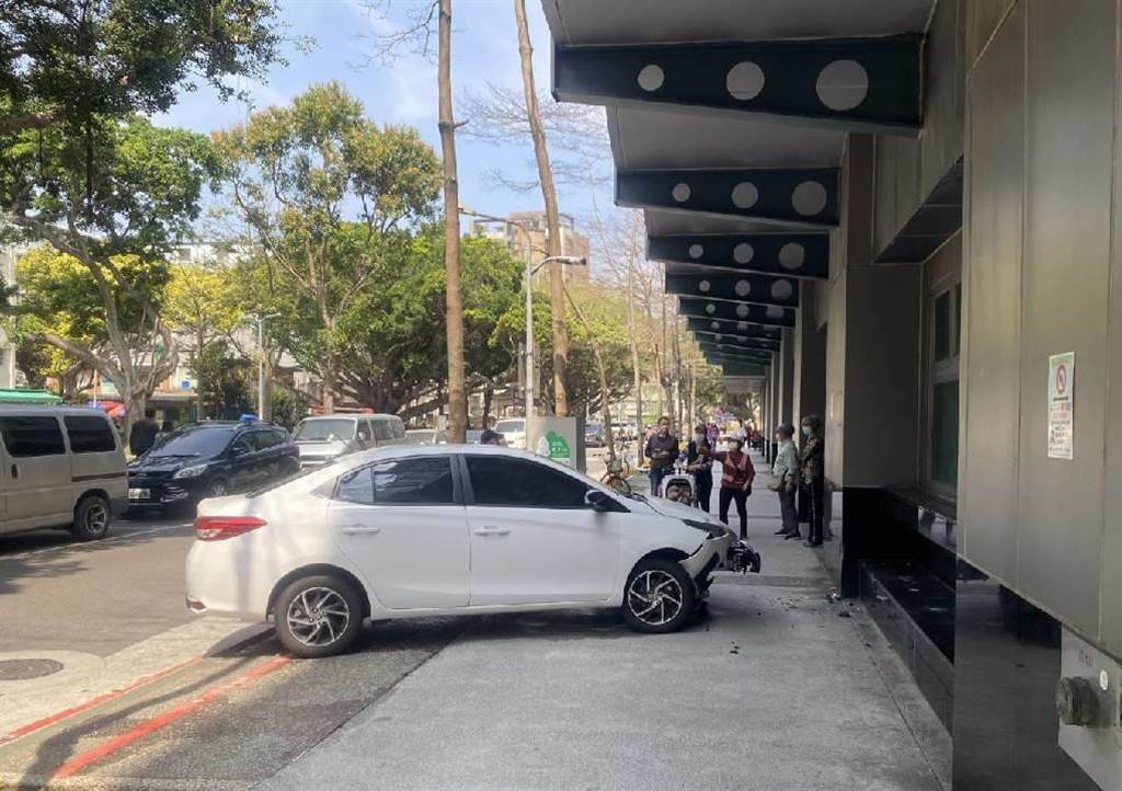 女司机开车擦撞摩托 紧张误踩油门辗毙单亲妈