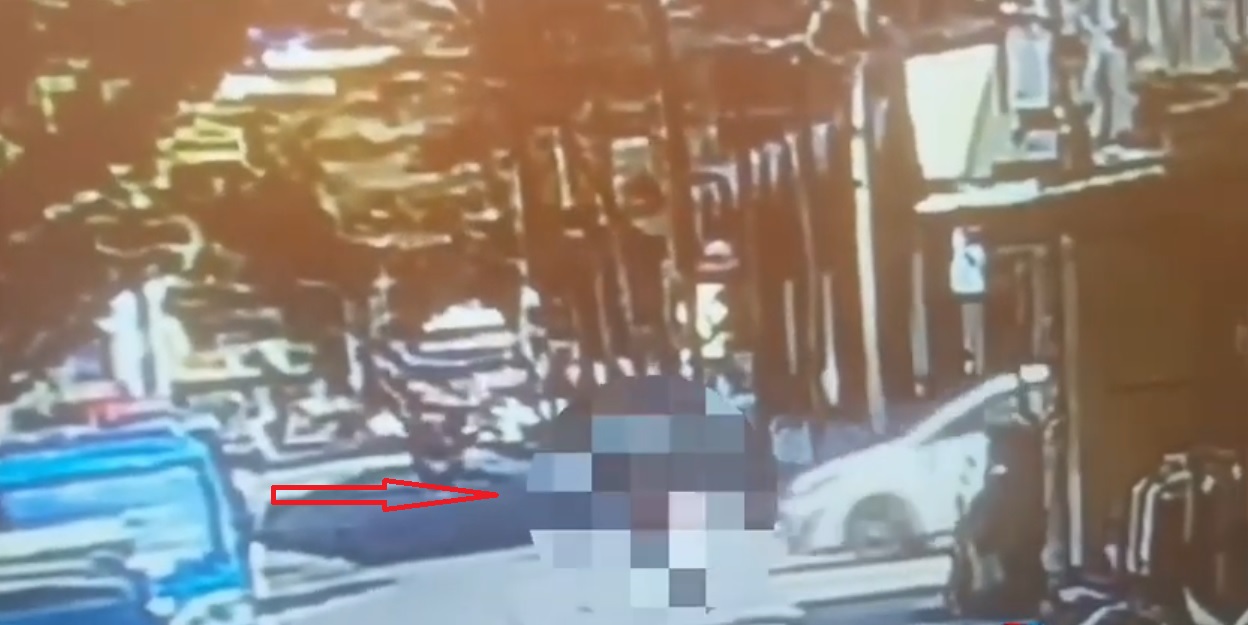 女司机开车擦撞摩托 紧张误踩油门辗毙单亲妈