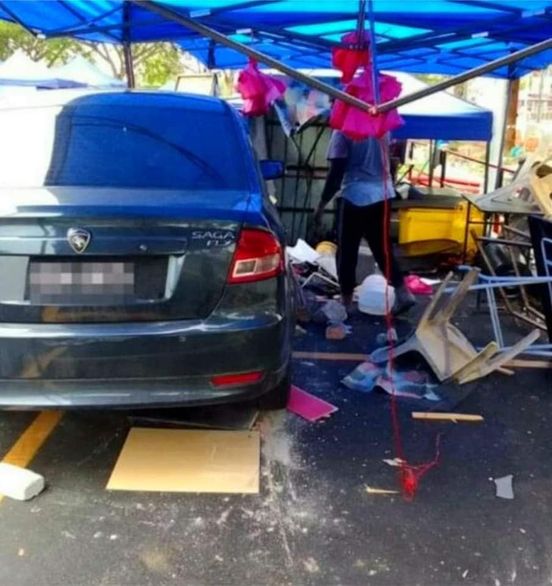 女商人开车 失控撞斋戒月市集,连撞6摊位