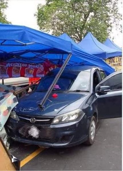女商人开车 失控撞斋戒月市集,连撞6摊位