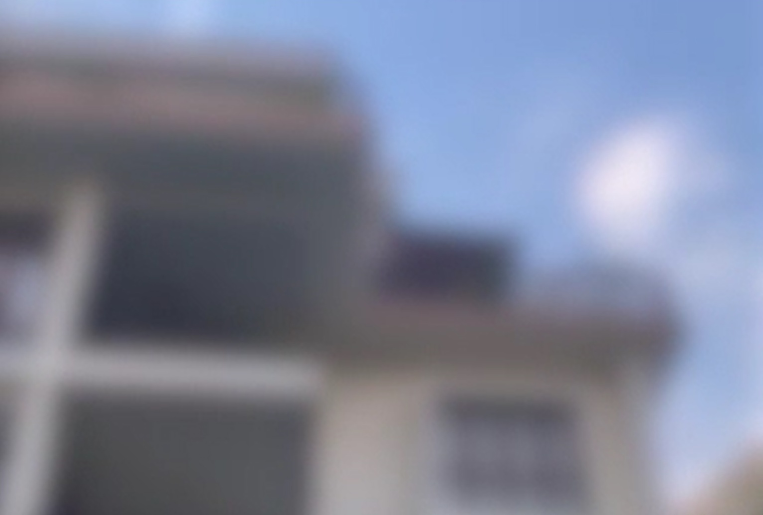 女子投诉楼上邻居阳台种植物浇水被弄湿 邻居“当作下雨咯”