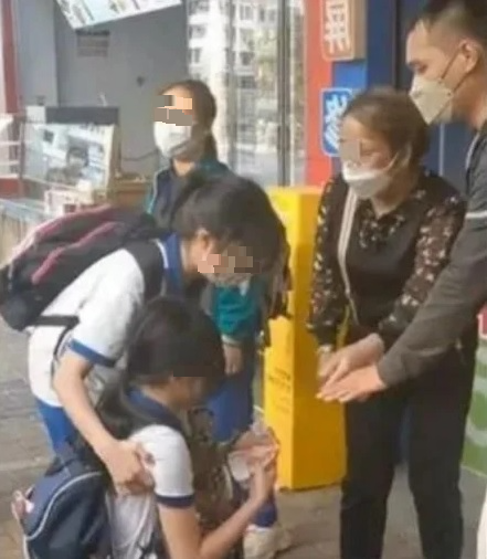 女学生掉钱老妇捡走 下跪哭求也拒还 路人竟劝她算了