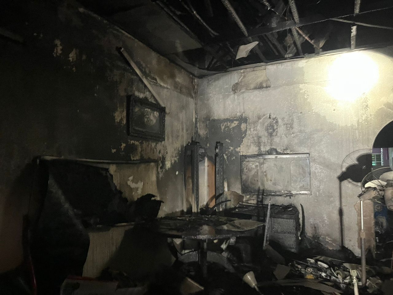 孟加兰花园半独立式屋火患 电器家私付之一炬