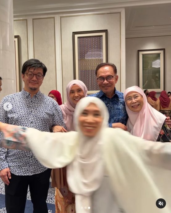 安华女儿晒家庭大合照 一家人幸福模样