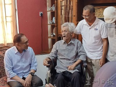 安华探望同学阿末法尔兹 邻居争睹风采送墨宝