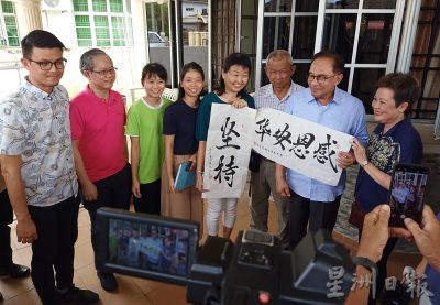 安华探望同学阿末法尔兹 邻居争睹风采送墨宝