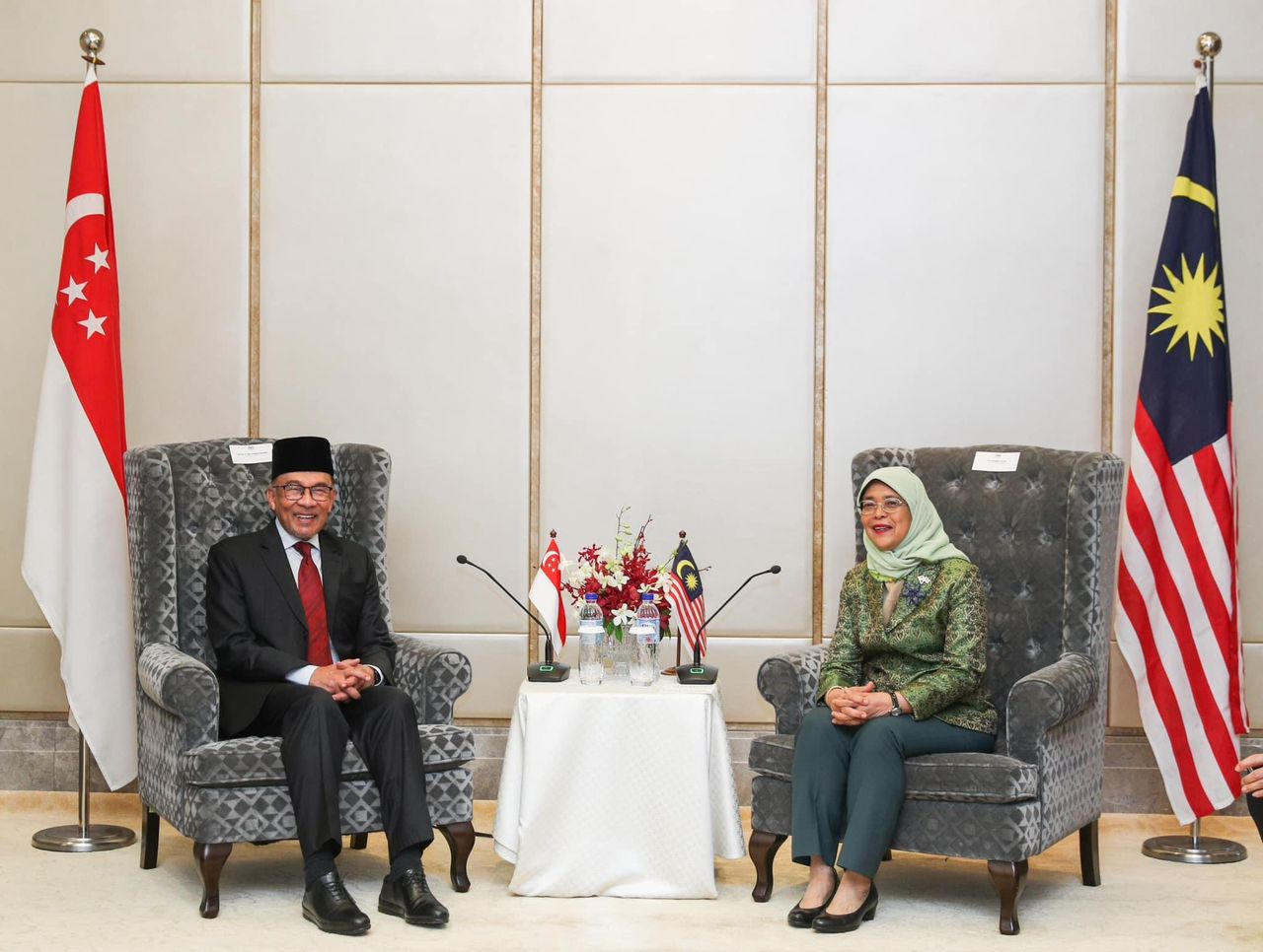 安华（左）与哈莉玛会面，讨论推动社会团结的重要。（取自哈莉玛脸书）