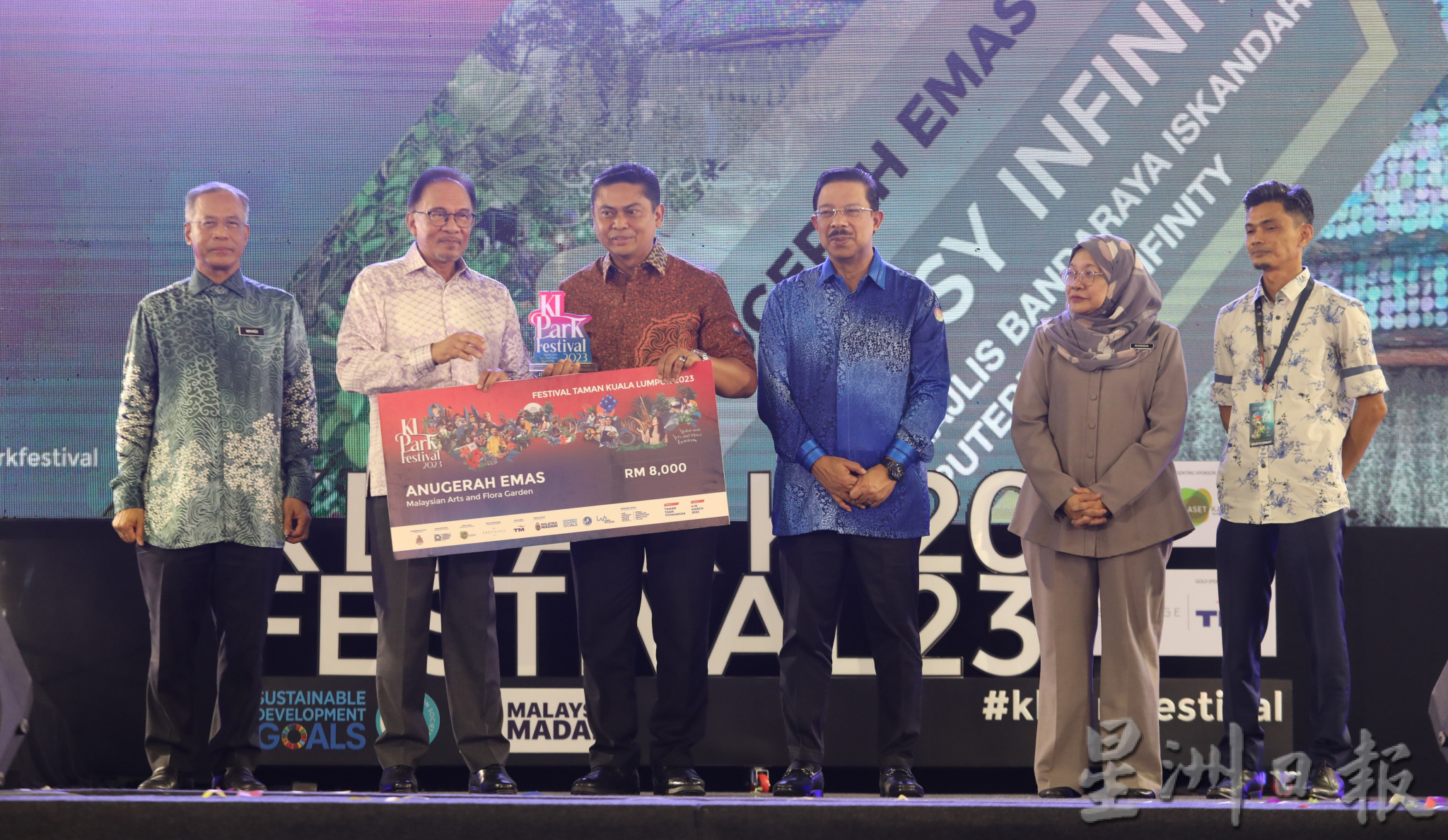 安华：政府必须在经济发展和人民福祉间取得平衡