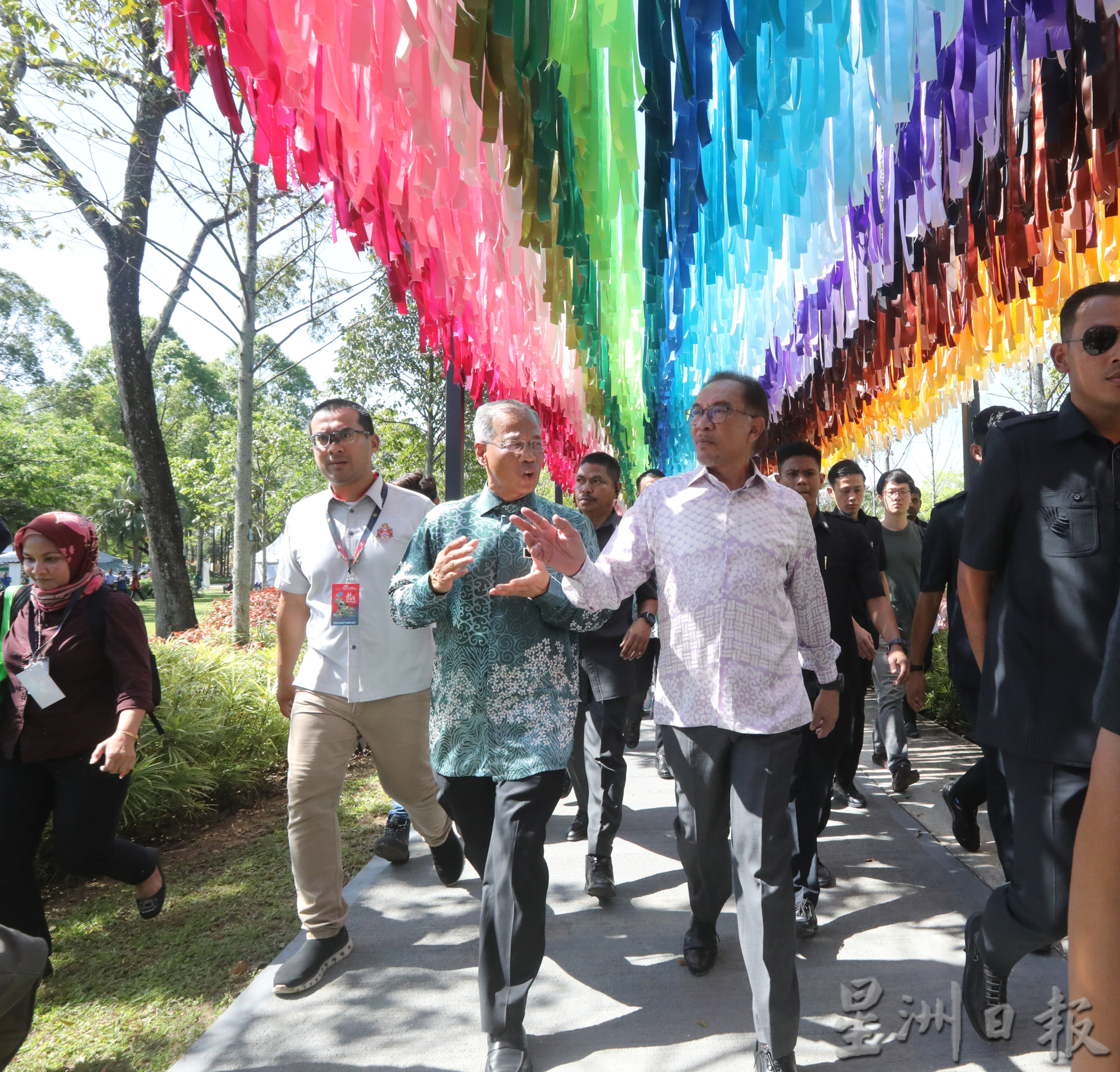 安华：政府必须在经济发展和人民福祉间取得平衡