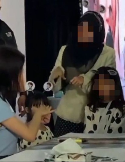 宋智孝用手语沟通聋哑粉丝 看哭网民赞亲切又善良