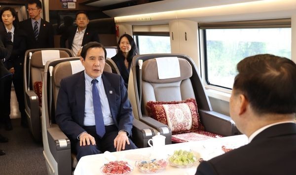宋涛陪同马英九搭车画面曝光! 两人对坐称赞:大陆高铁宽敞舒适