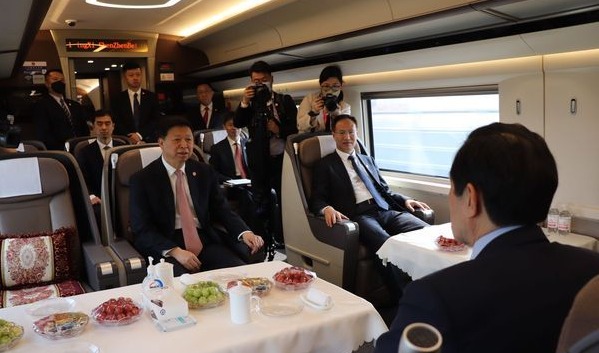 宋涛陪同马英九搭车画面曝光! 两人对坐称赞:大陆高铁宽敞舒适