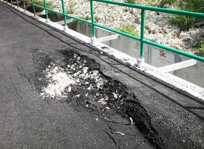 实兆远新新嘉花园 刚修好路面又严重破损