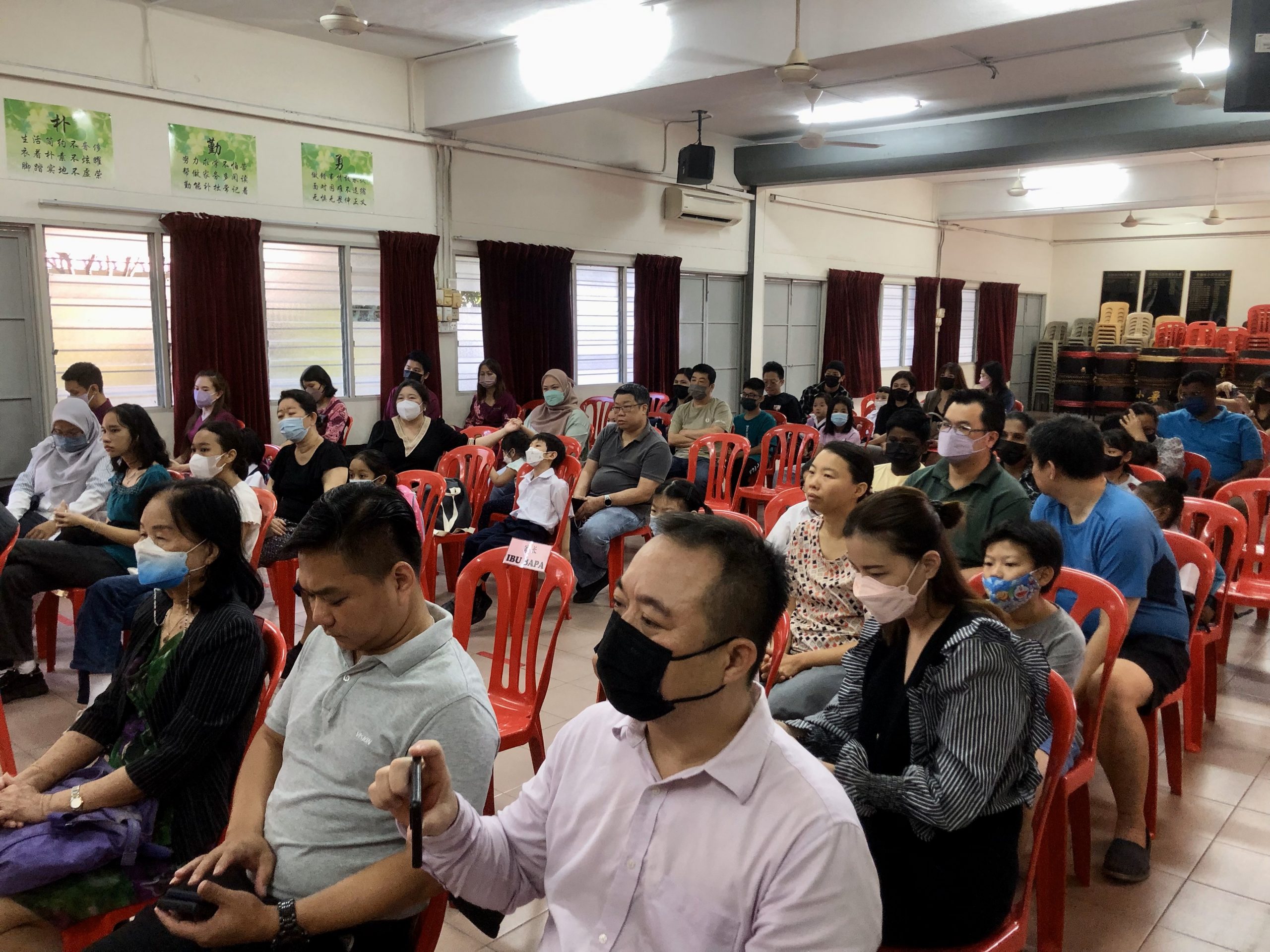 家长踊跃出席迎新日 圣德华小20新生报到