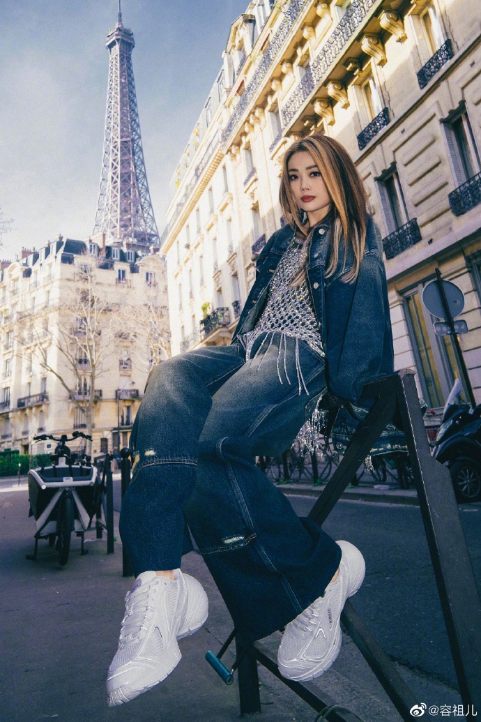 容祖儿合照遭“咸猪手”？粉丝心痛偶像顾全大局隐忍	