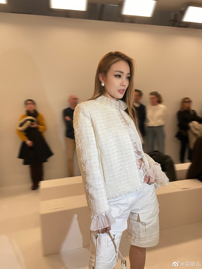 容祖儿合照遭“咸猪手”？粉丝心痛偶像顾全大局隐忍	