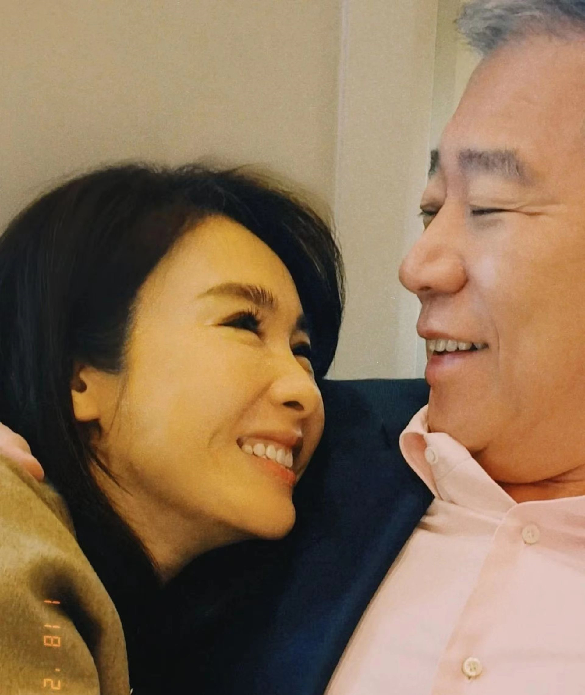 富豪老公罕见节目上出镜 黎姿曝一眼定情的原因