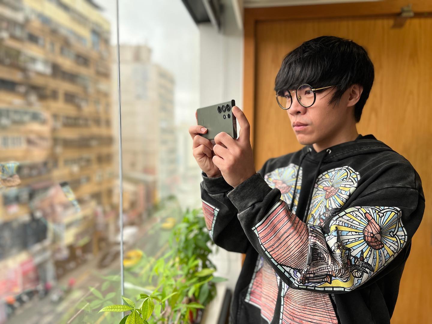 小队员成功敲碗 卢广仲527奔马励志开唱