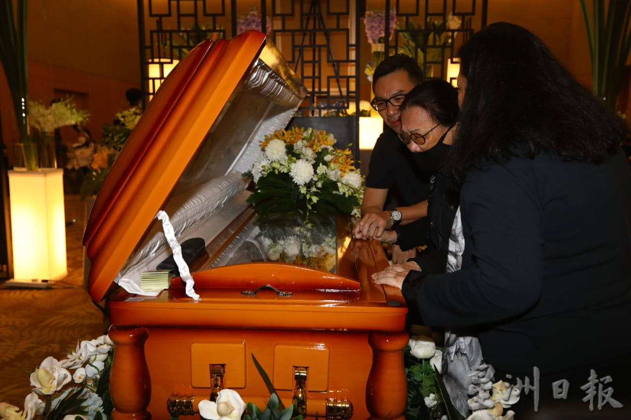 已故李三春出殡 逾200人相送最后一程