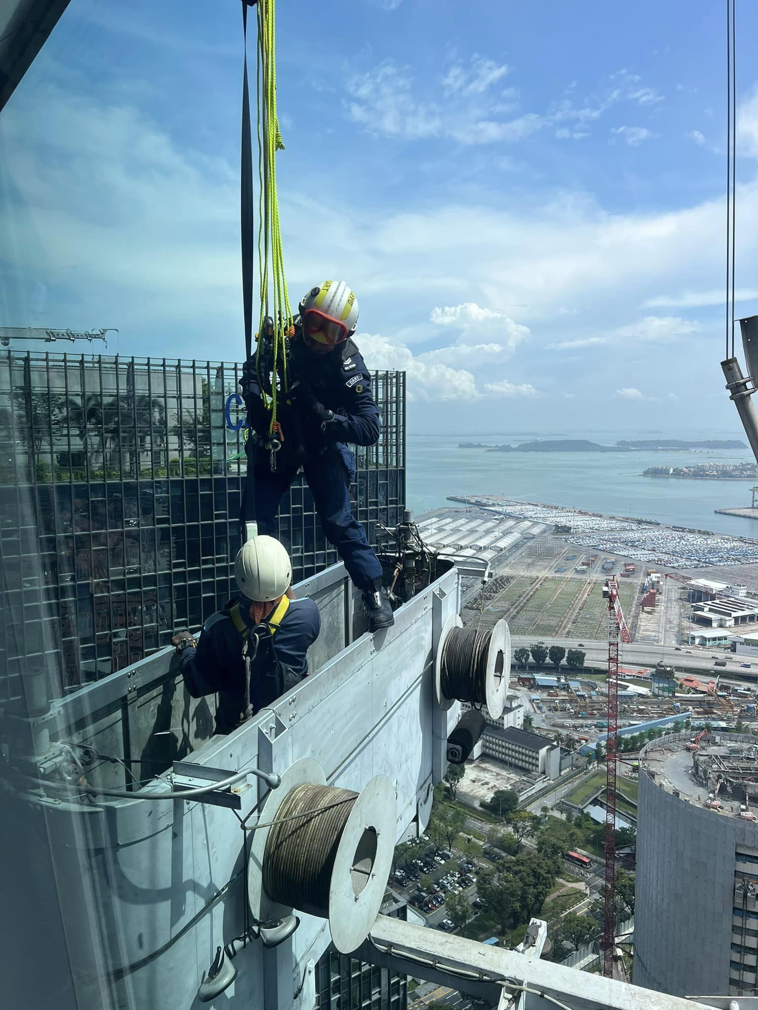 **已签发**柔:狮城二三事:洗大厦外墙受困40楼,民防惊险援救2客工