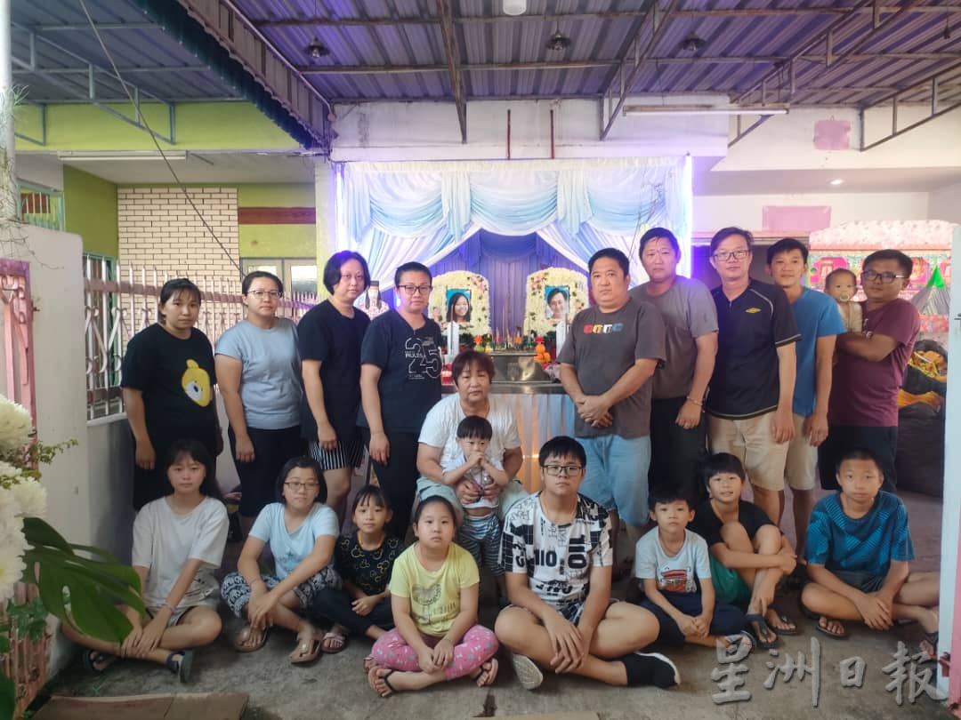 **已签发**全国︰丈夫骑车载孕妻失控两尸三命︰两死者3岁遗孤送最后一程,家人齐聚拍下悲伤全家福