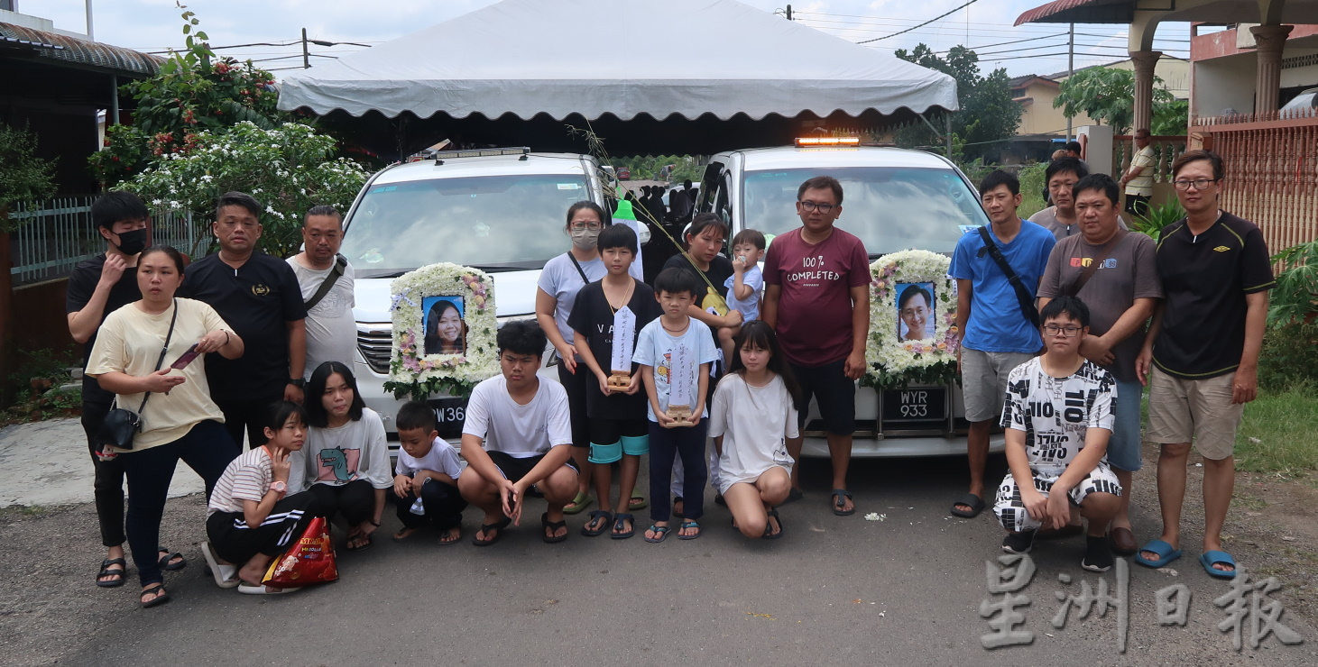 **已签发**全国︰丈夫骑车载孕妻失控两尸三命︰两死者3岁遗孤送最后一程,家人齐聚拍下悲伤全家福