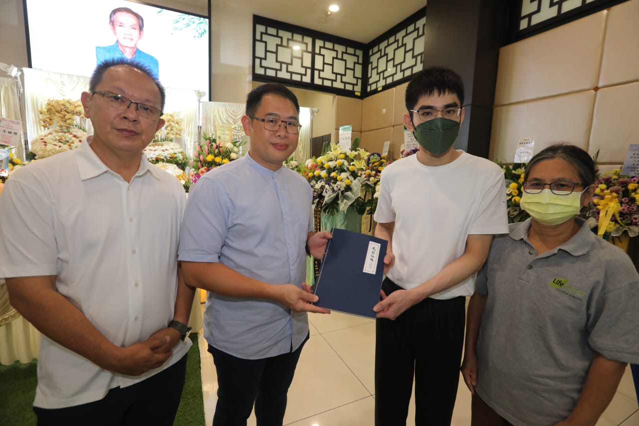 **已签发**全国:与林明华生前交情深厚,魏家祥特派林添顺代表灵堂致意