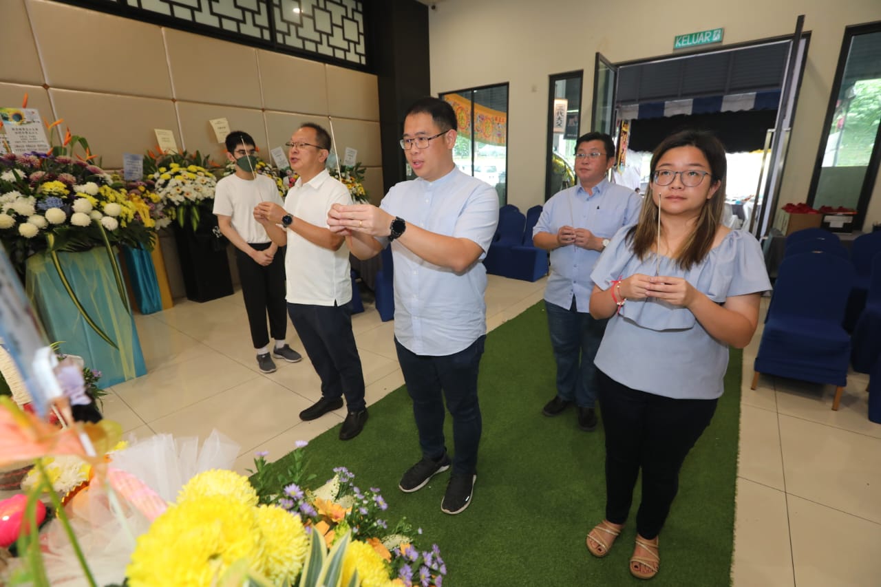 **已签发**全国:与林明华生前交情深厚,魏家祥特派林添顺代表灵堂致意