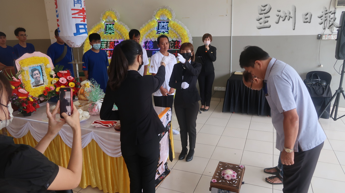 **已签发**柔︰华妇水灾受困屋里溺毙,儿女孙辈泪别送葬