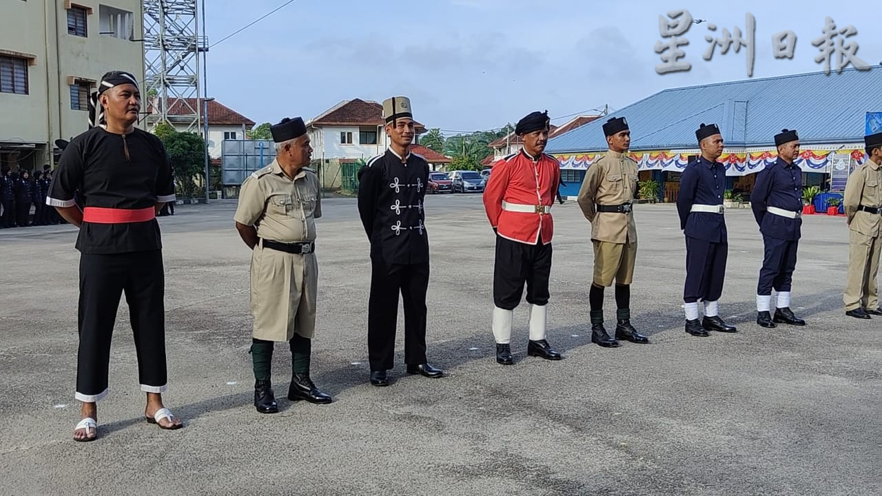 **已签发**柔︰第三版假头：昔警察日庆典23套历代警服成焦点，全场争相合照