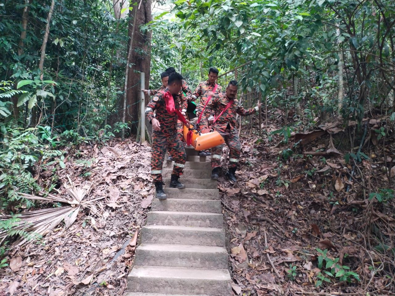 **已签发**柔：50岁登山客呼吸困难，消拯人员抬下山送医