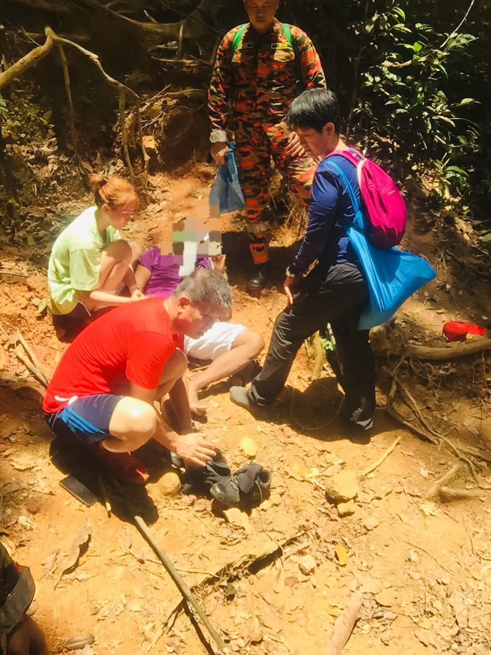 **已签发**柔:50岁登山客呼吸困难,消拯人员抬下山送医