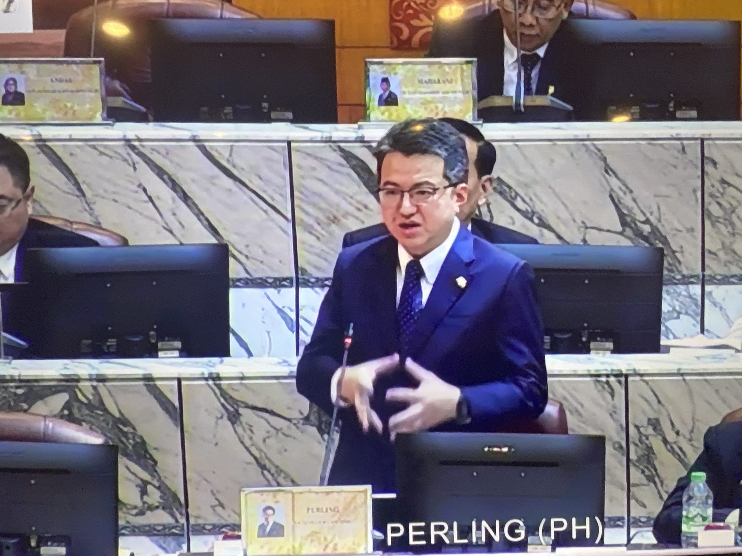 **已签发**柔:【州议会】:重新建议,刘镇东:柔佛州议会应成立3跨党派特选委员会