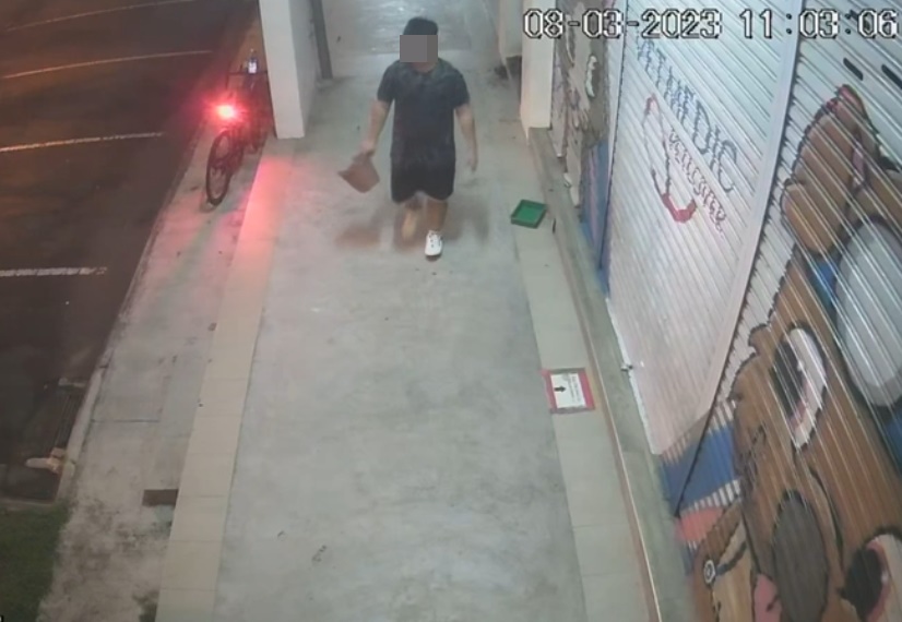 **已签发**柔:声称曾被被狗追,男子多次殴打又烧狗报复