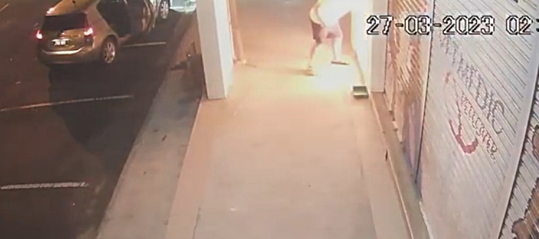 **已签发**柔:声称曾被被狗追,男子多次殴打又烧狗报复
